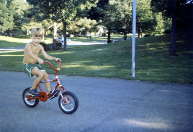 1990-09 Tom riding his bike without trainers.jpg