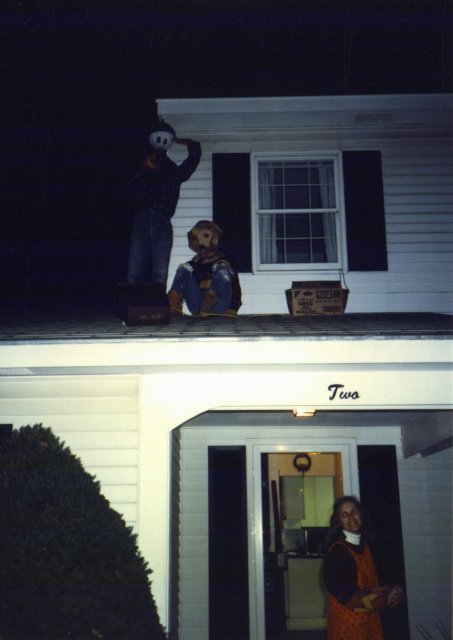 1991-10-31 Scarecrows on the roof no one is moving.jpg