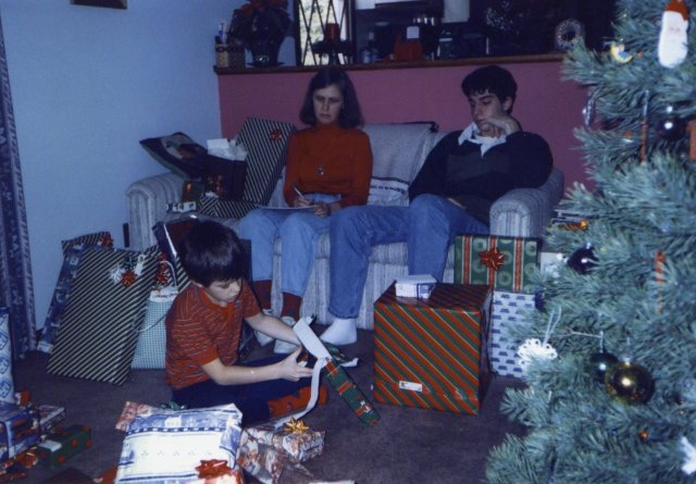1992-12-25 Opening presents.jpg