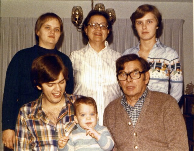 1977-11-26 Ross Family.jpg