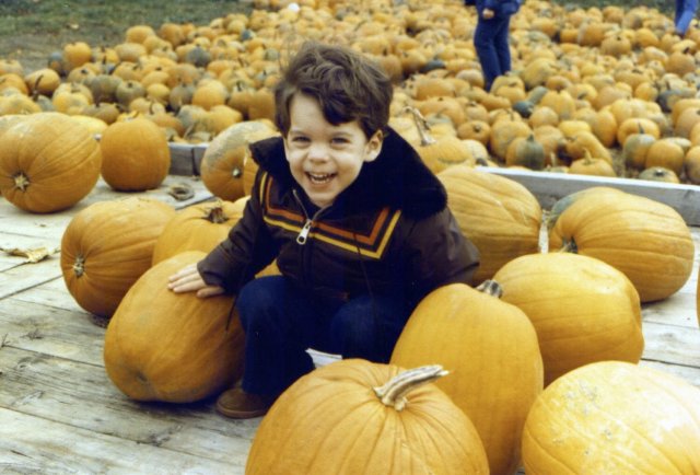 1979-10-13 Billy choosing a pumpkin.jpg