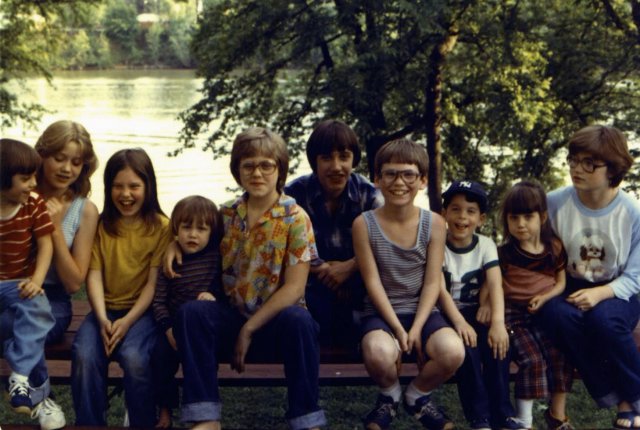 1981-05 Glass Ross Hill Family Cousins.jpg