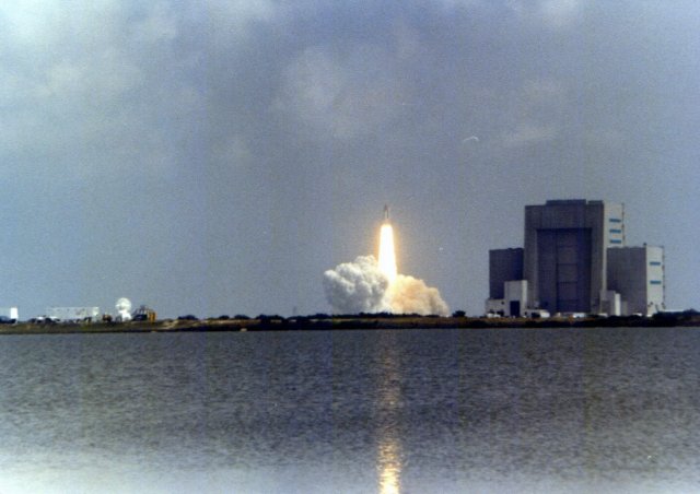 1982-06-27 Space Shuttle launch from base.jpg